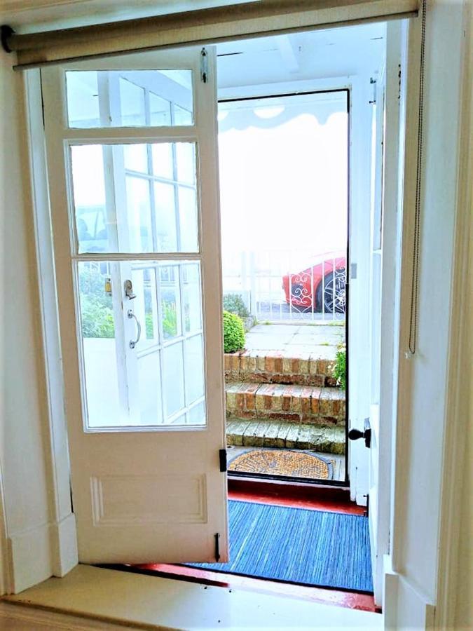 Beachfront Studio Apartment Филикстоу Экстерьер фото